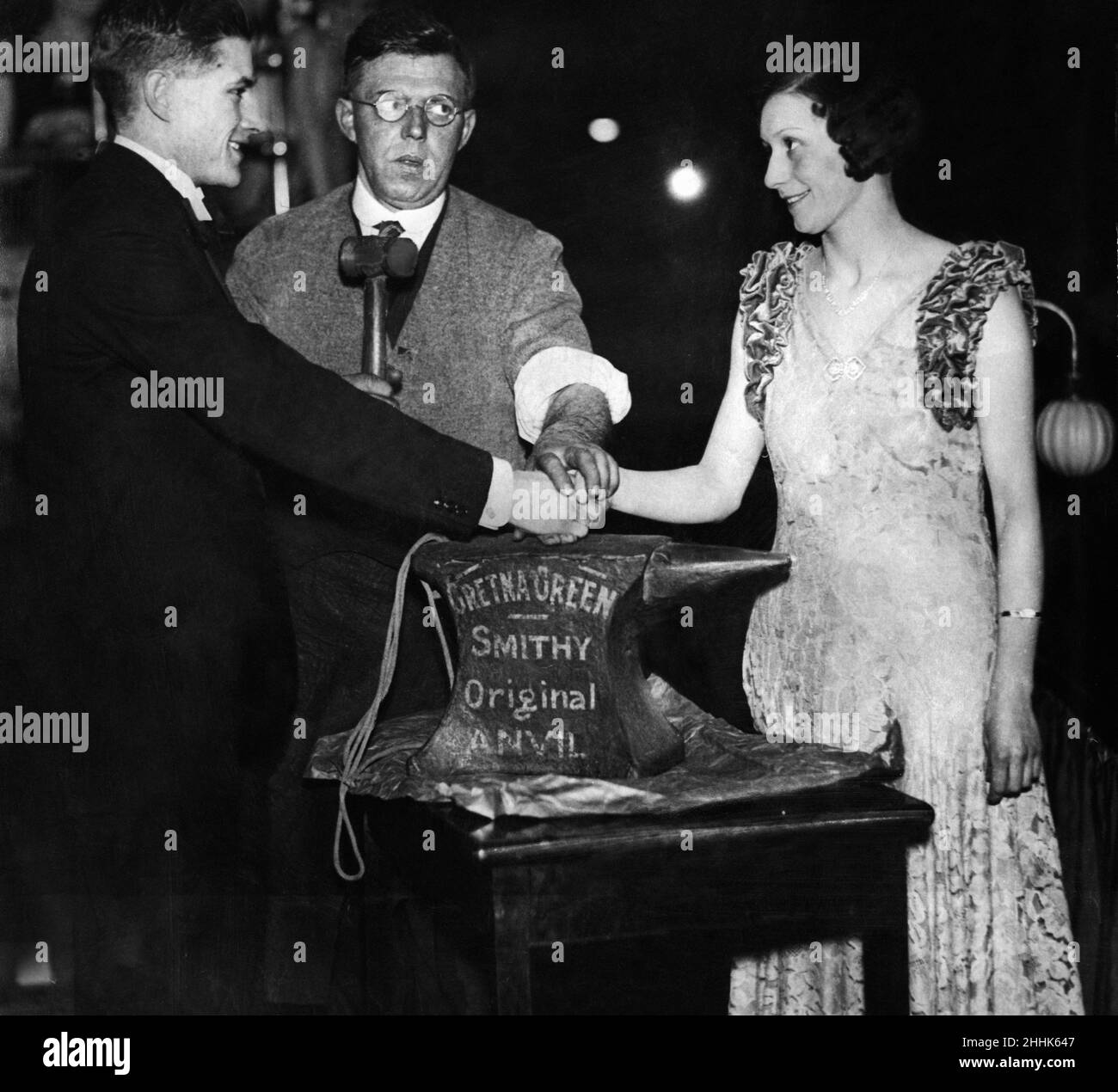 Eine Hochzeit über dem Amboss mit dem eigentlichen Gretna Smith, der gestern Abend beim Presseball in den Oxford Gallerien in Newcastle amtierend war. 3rd. März 1934 Stockfoto