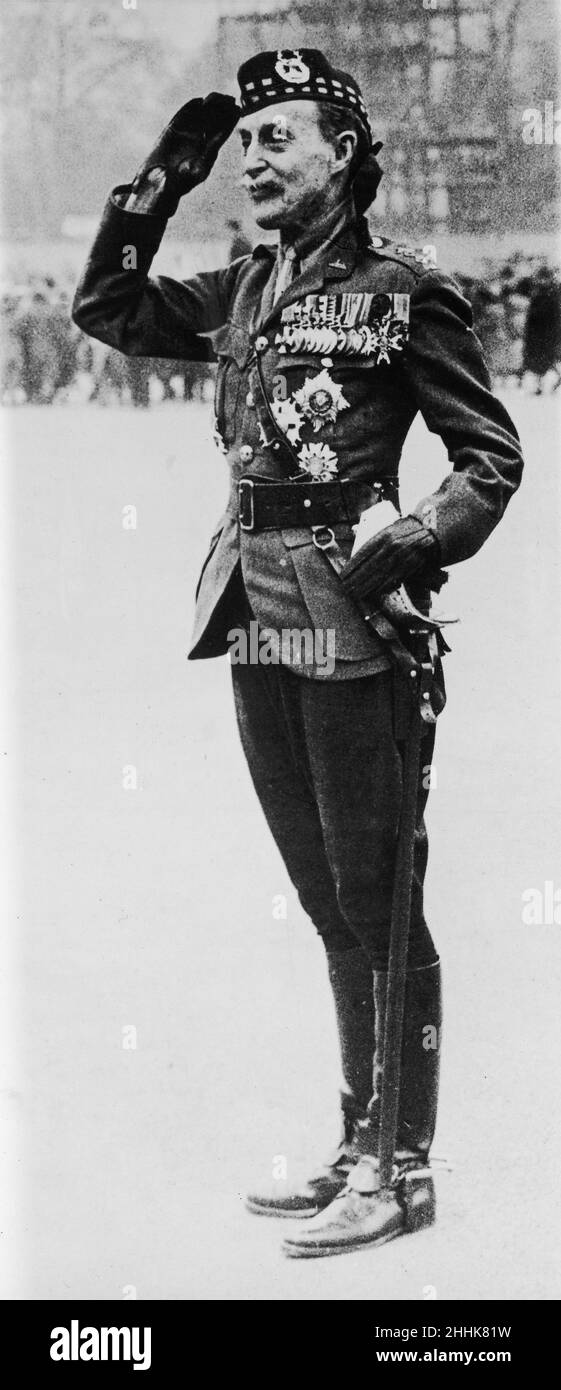 Der 77-jährige General Sir Ian Hamilton grüßt 1930 bei einer Parade in London. Stockfoto