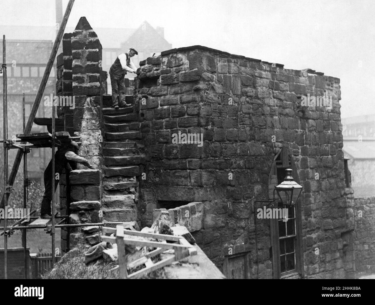 Die Arbeiter, die die Stadtmauer umwandten, waren damit beschäftigt, die alte Stadtmauer von Newcastle in der Nähe der Bath Lane wiederherzustellen. 13th. Oktober 1931. Stockfoto