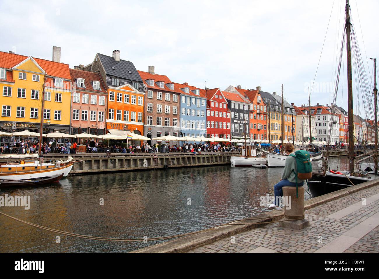 Mädchen, das die bemalten Häuser am Nyhavn-Fluss in Kopenhagen, Dänemark, beobachtet. Stockfoto