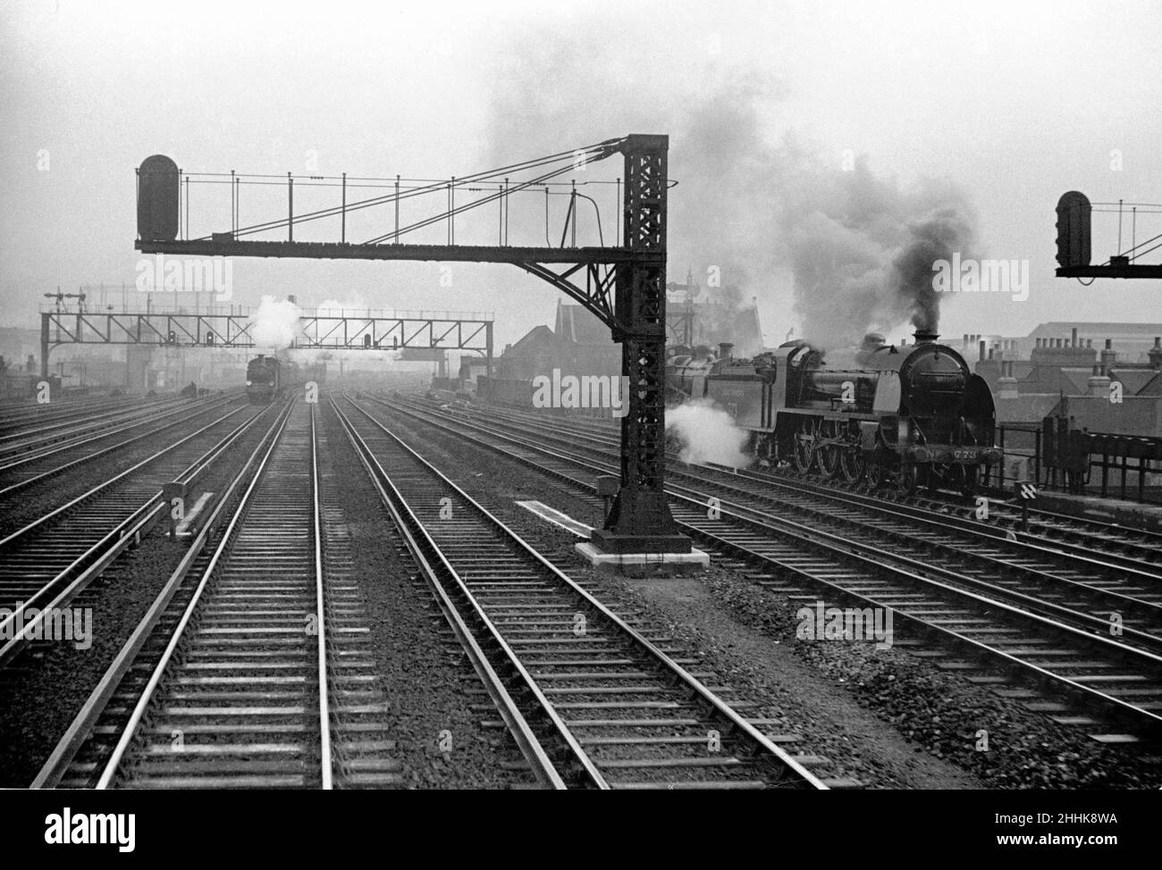 Dampflokomotiven und -Züge, die hier auf den Anflügen zur Waterloo Station zu sehen sind. Ca. 1935 Stockfoto
