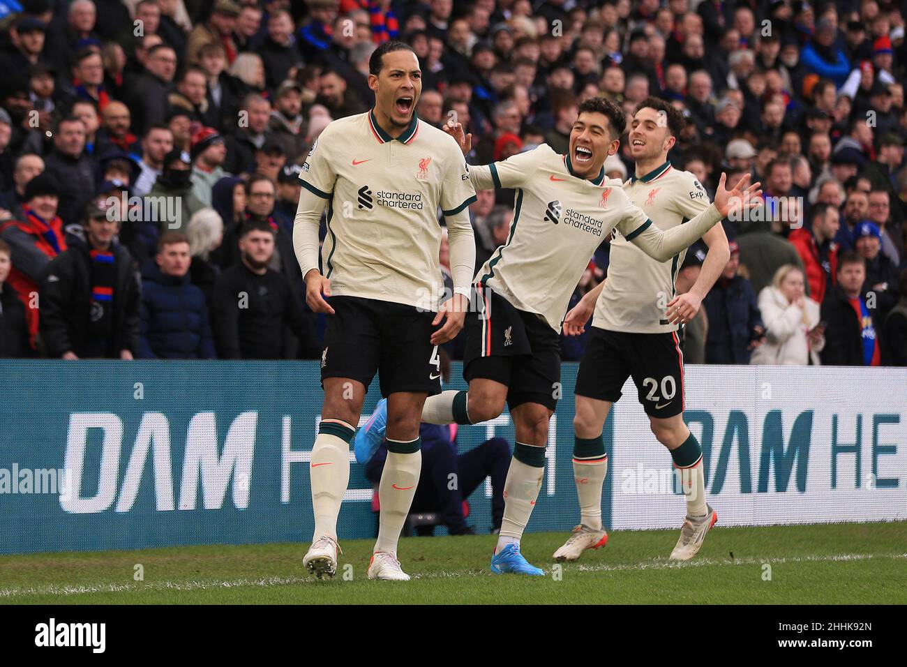 London, Großbritannien. 23rd Januar 2022. Virgil van Dijk aus Liverpool (4) feiert mit seinen Teamkollegen, nachdem er seinem Team 1st Tore schießt. Premier League Spiel, Crystal Palace gegen Liverpool im Selhurst Park Stadion in London am Sonntag, 23rd. Januar 2022. Dieses Bild darf nur für redaktionelle Zwecke verwendet werden. Nur zur redaktionellen Verwendung, Lizenz für kommerzielle Nutzung erforderlich. Keine Verwendung bei Wetten, Spielen oder Veröffentlichungen in einem Club/einer Liga/einem Spieler. PIC von Steffan Bowen/Andrew Orchard Sports Photography/Alamy Live News Credit: Andrew Orchard Sports Photography/Alamy Live News Stockfoto