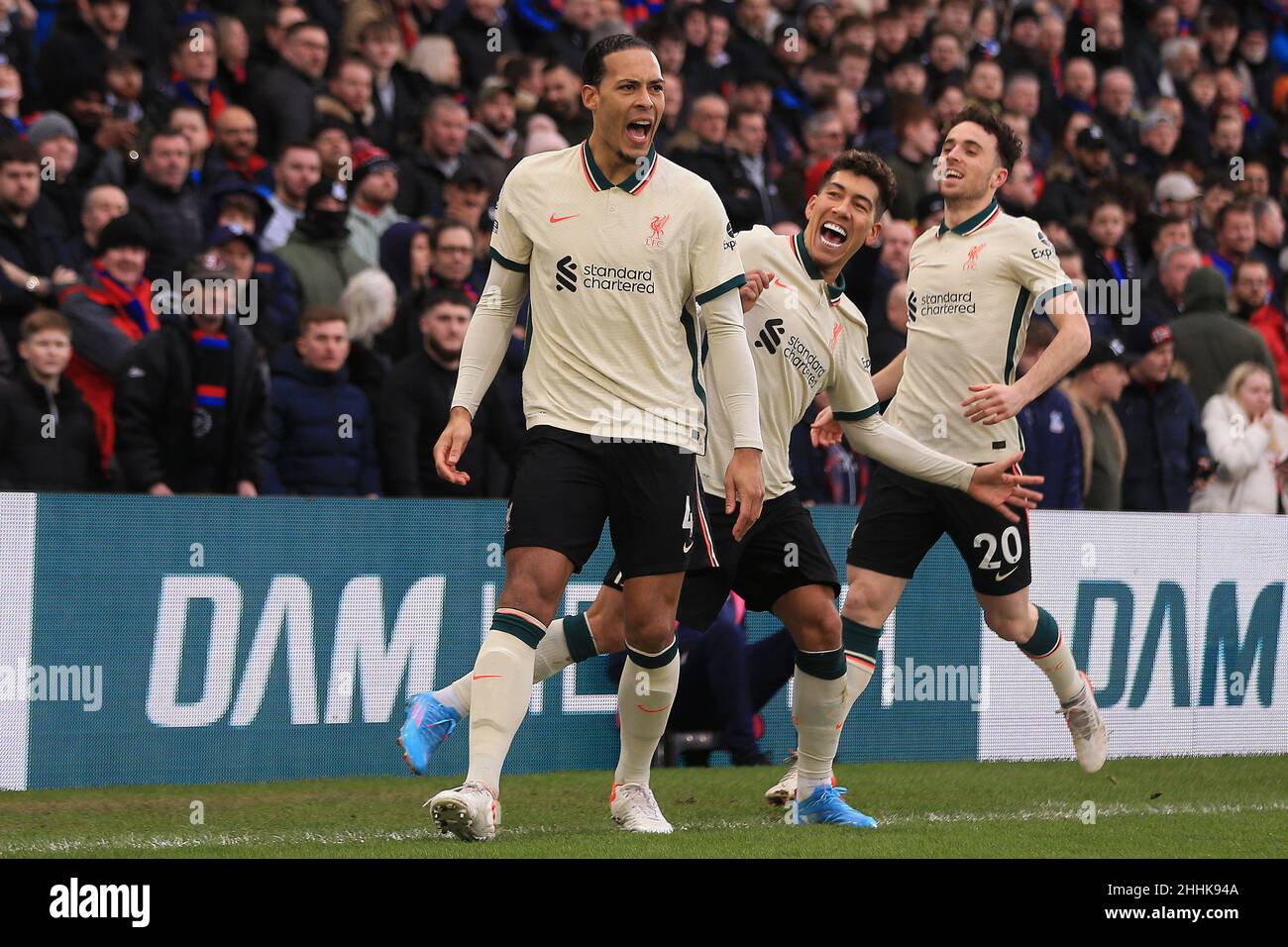 London, Großbritannien. 23rd Januar 2022. Virgil van Dijk aus Liverpool (4) feiert mit seinen Teamkollegen, nachdem er seinem Team 1st Tore schießt. Premier League Spiel, Crystal Palace gegen Liverpool im Selhurst Park Stadion in London am Sonntag, 23rd. Januar 2022. Dieses Bild darf nur für redaktionelle Zwecke verwendet werden. Nur zur redaktionellen Verwendung, Lizenz für kommerzielle Nutzung erforderlich. Keine Verwendung bei Wetten, Spielen oder Veröffentlichungen in einem Club/einer Liga/einem Spieler. PIC von Steffan Bowen/Andrew Orchard Sports Photography/Alamy Live News Credit: Andrew Orchard Sports Photography/Alamy Live News Stockfoto