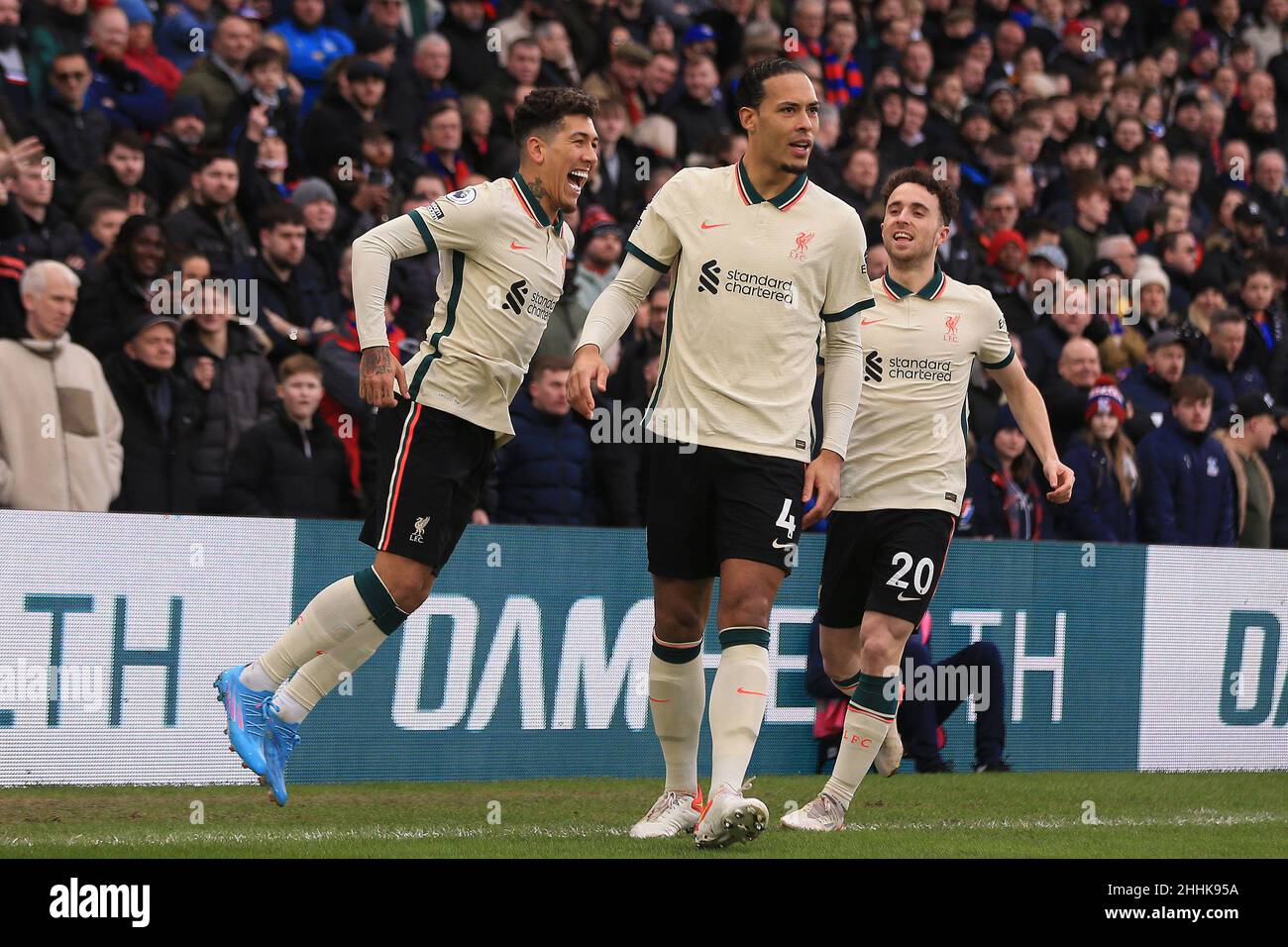 London, Großbritannien. 23rd Januar 2022. Virgil van Dijk aus Liverpool (4) feiert mit seinen Teamkollegen, nachdem er seinem Team 1st Tore schießt. Premier League Spiel, Crystal Palace gegen Liverpool im Selhurst Park Stadion in London am Sonntag, 23rd. Januar 2022. Dieses Bild darf nur für redaktionelle Zwecke verwendet werden. Nur zur redaktionellen Verwendung, Lizenz für kommerzielle Nutzung erforderlich. Keine Verwendung bei Wetten, Spielen oder Veröffentlichungen in einem Club/einer Liga/einem Spieler. PIC von Steffan Bowen/Andrew Orchard Sports Photography/Alamy Live News Credit: Andrew Orchard Sports Photography/Alamy Live News Stockfoto