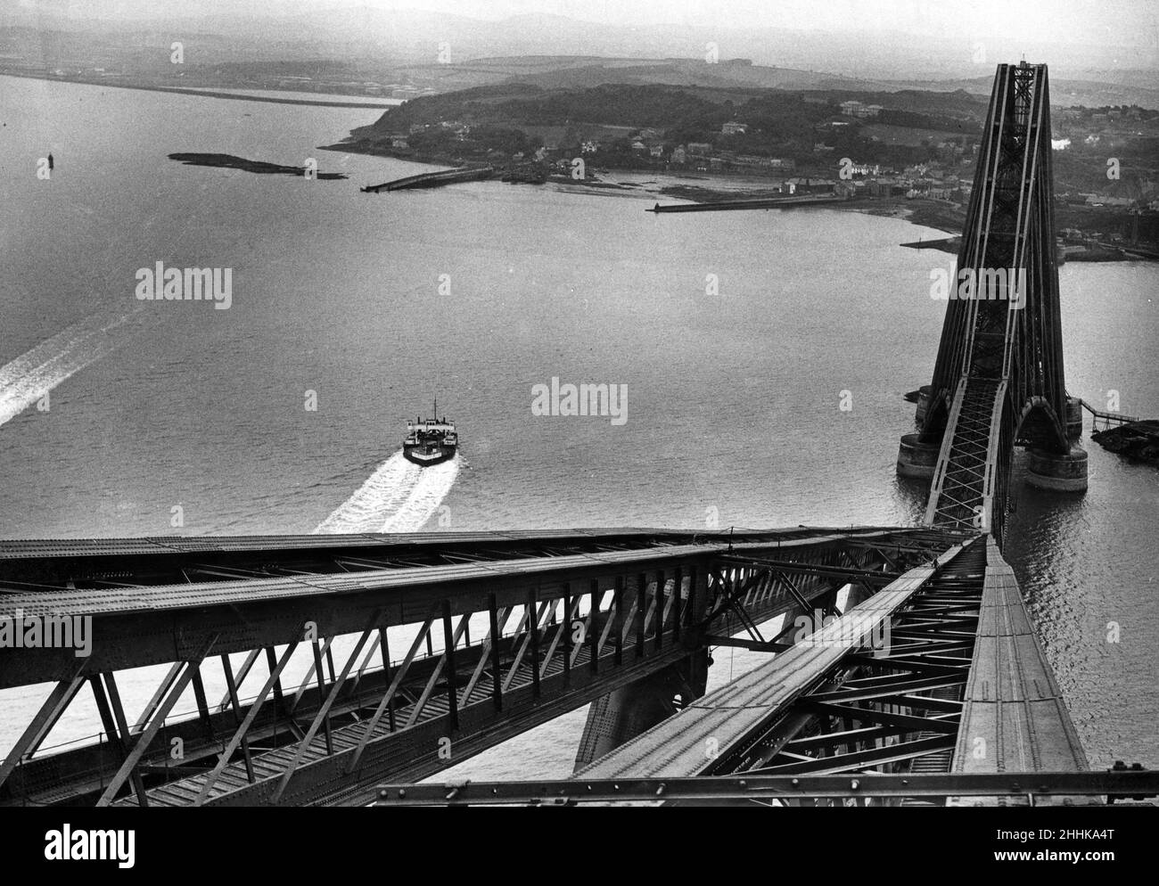 Ein Bild, das von der Spitze des südlichen Auslegerwingers der Forth Bridge aufgenommen wurde und den Standort auf der North Queensferry-Seite der Forth Bridge zeigt, wo die neue Forth Road Bridge gebaut werden soll. Wenn die Brücke an dieser Stelle gebaut wird, wird sie die Long Craig Island passieren, links gesehen. Diese Website wurde vom Stadtrat von Edinburgh genehmigt. 9th. März 1935 Stockfoto