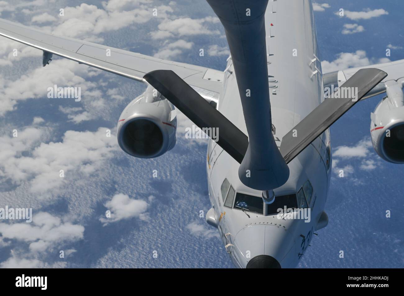 Ein P-8A Poseidon der US Navy, der Patrol Squadron (VP) 47 auf der Naval Air Station Whidbey Island, Washington, zugewiesen wurde, bereitet sich auf eine Auffüllung durch einen US Air Force KC-135 Stratotanker vor, der während der Übung Sea Dragon am 2022. Januar 19 2022 in der Nähe des philippinischen Meeres dem Expeditionary Air Betanking Squadron 506th zugewiesen wurde. Ziel dieser Mission war es, P-8A-Poseidon-Piloten zu trainieren, um während des U-Boot-Kriegs mit der KC-135 zu panzern, während ein simuliertes U-Boot-Ziel verfolgt wird, das als entbehrliches mobiles Trainingsziel für die Anti-U-Boot-Kriegsführung bekannt ist. (USA Luftwaffe Foto von Airman 1st Klasse Breanna Gossett) Stockfoto