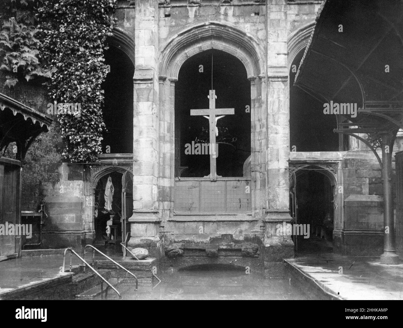 St. Winefride's Well Shrine in Holywell, Flintshire, Wales, 17th. September 1931. Unser Bild zeigt ... ein großes Bad für Pilger zum Eintauchen. Auch bekannt als Winifred's Well, behauptet es, der älteste ständig besuchte Wallfahrtsort in Großbritannien zu sein (über 1300 Jahre) und ist ein denkmalgeschütztes Gebäude der Klasse I. Pilger haben den Brunnen von St. Winefride im Laufe der Geschichte besucht, um Heilung zu suchen. Stockfoto