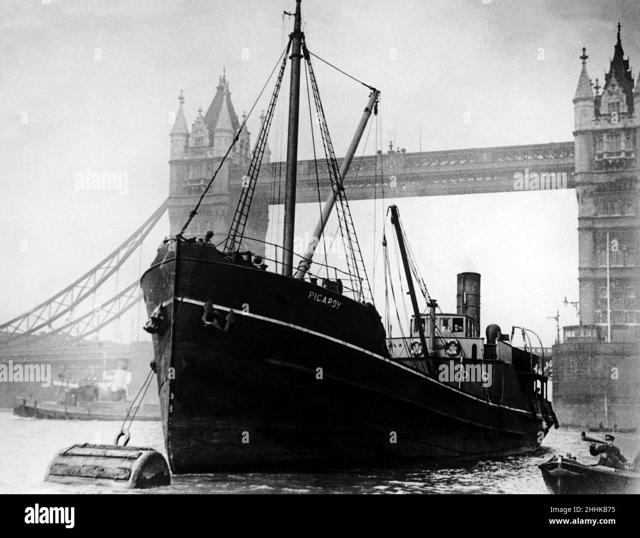 SS Picardy, vertäut neben der Tower Bridge mit einem Polizeiboot im Pool von London.6th. Juni 1929. Stockfoto