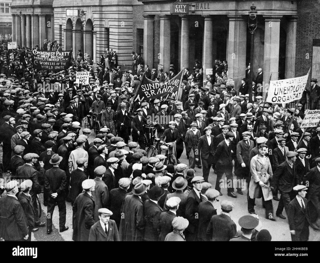 Arbeitslose Streikende, darunter Streikende in der Mühle von Lancashire und Kommunisten aus London, marschierten vor dem Rathaus von Newcastle, wo der Gewerkschaftskongress stattfand. Unter den in der Prozession waren Männer, die von so weit weg wie Middlesbrough ad West Hartlepool gelaufen waren. Einige der Männer brachen auf dem Weg zusammen. 6th. September 1932. Stockfoto