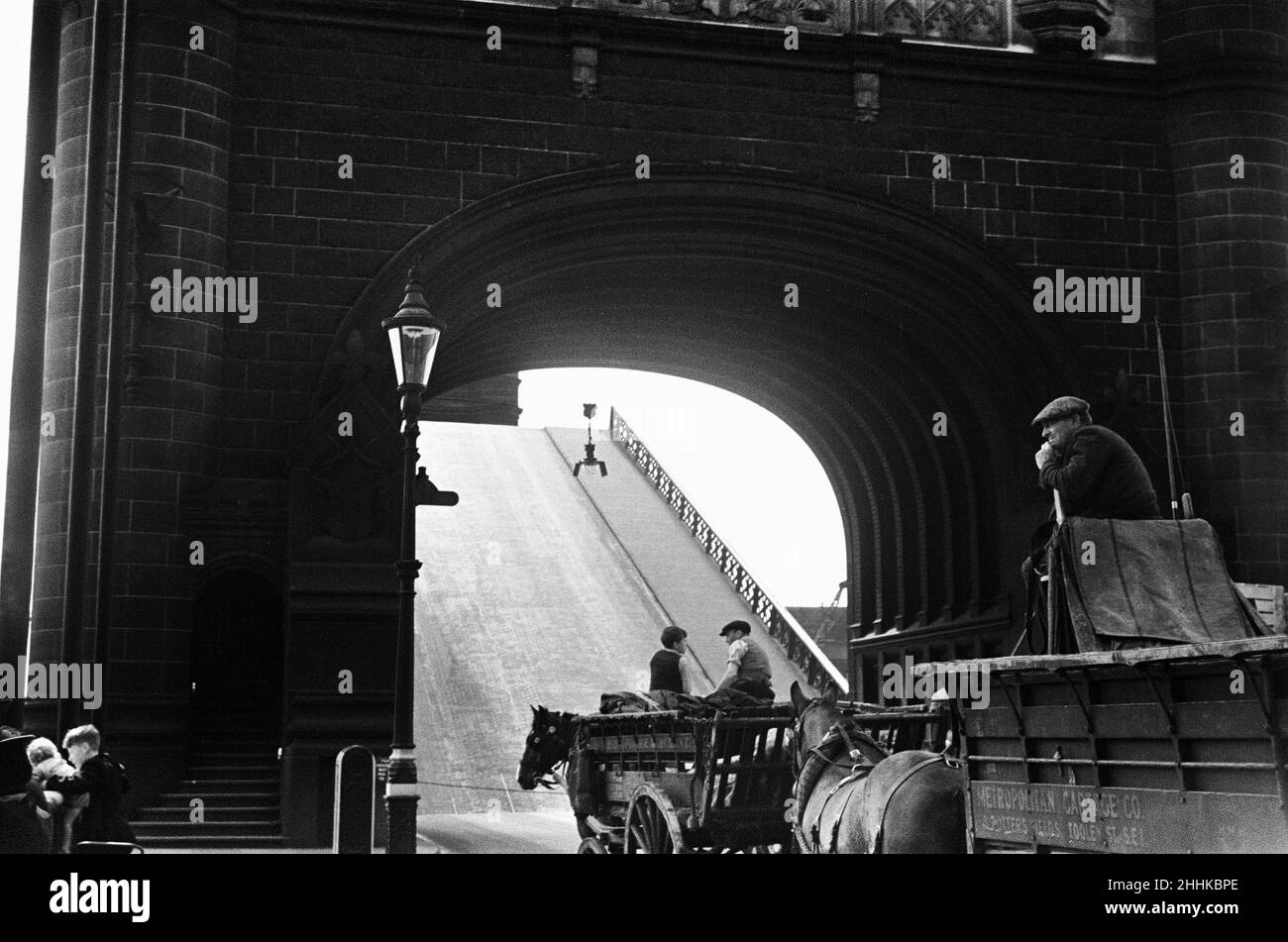 Pferdewagen warten, während die Tower Bridge um den August 1936 angehoben wird Stockfoto