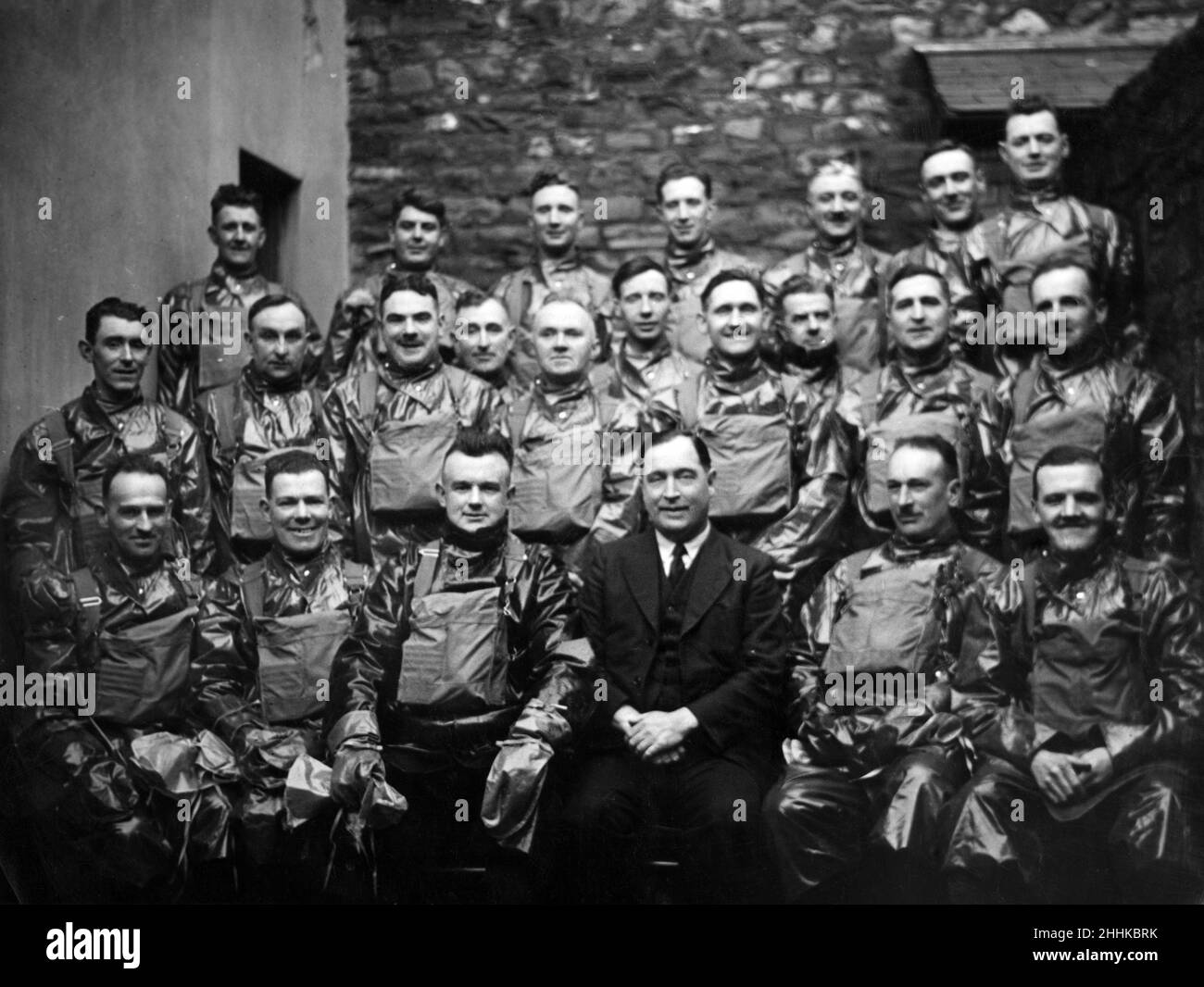 Das Foto wurde am Untersuchungstag bei Beendigung von zwei intensivierten Polizeilehrkursen aufgenommen, die von dem Polizeiinspekteur Alun Huw Williams, einem Ausbilder des Sonderheims, auf der zentralen Polizeiwache in Llanelly, durchgeführt wurden. Die Untersuchung wurde von Miss Menna Anthony, der Speziallehrerin des Innenministeriums der British Red Cross Society, durchgeführt. Erfolgreiche Kandidaten werden qualifiziert sein, Personal für A.R.P. Services in allen Teilen der Grafschaft Carmarthen zu unterrichten. Von links nach rechts sitzend, vordere Reihe: P.C. Davies, Llangennech; P.C Thomas, St clears; Inspektor Alun Huw Williams, Speziallehrer; Su Stockfoto