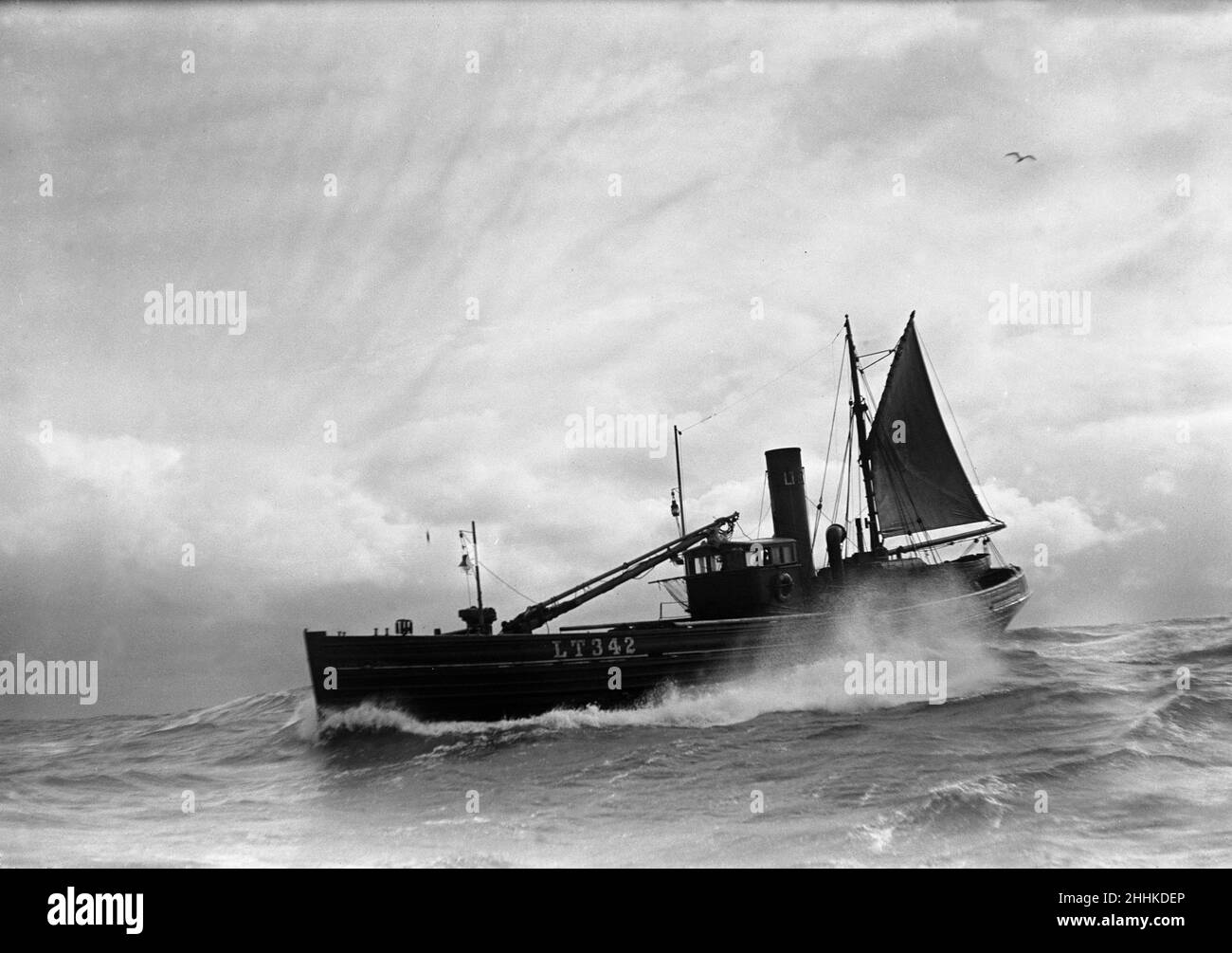 Ein Yarmouth Hering Boot, das durch einen moderaten Schwellen in der Nordsee pflügt. Ca. 1935 Stockfoto