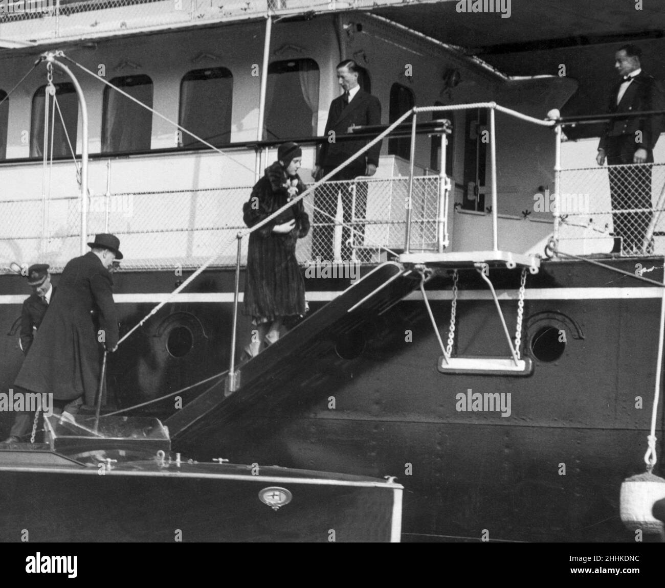 Die Duke und Herzogin von Westminster besteigen nach ihrer Hochzeit Cutty Sark in Deptford Bojen, als sie am 1930. Februar ihre Flitterwochen an der Riviera verbringen. Duke of Westminster Hugh Richard Arthur Grosvenor Herzogin von Westminster Loelia Mary Grosvenor Loelia Mary Ponsonby Stockfoto