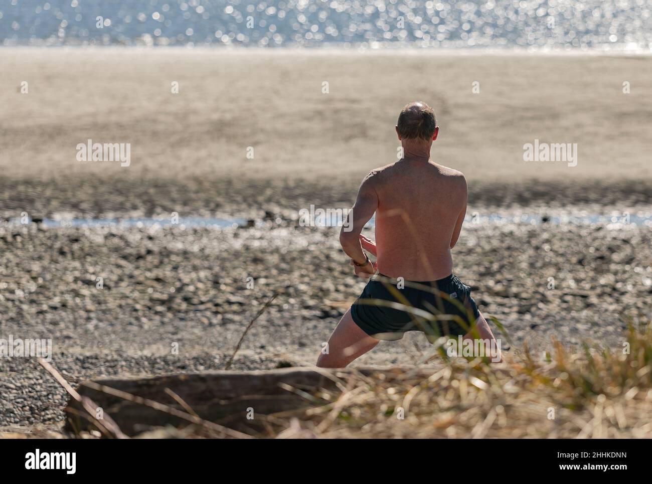 Ein Mann, der im Park traditionelles Tai Chi Chuan, Tai Ji und Qi gong praktiziert, um gesund zu sein. Stockfoto