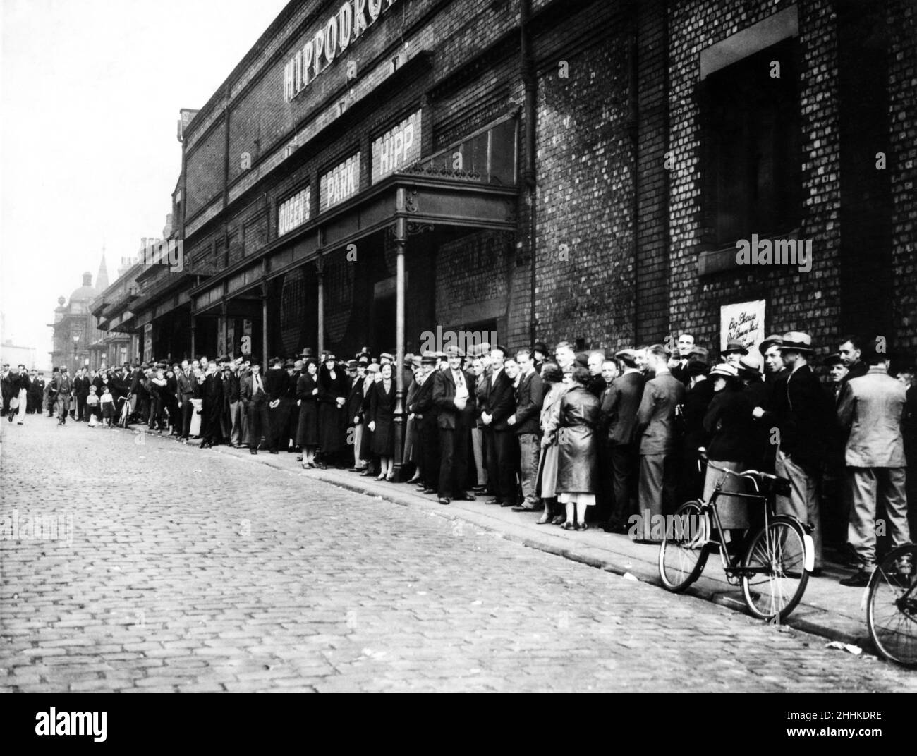 Vor 5,30am hatte eine Schlange von Bewerbern für 30 Jobs im Queen's Park Hippodrome, Harpurhey, begonnen, sich zu bilden und vor Mittag hatten sich über 1.000 Männer und Frauen aufgereiht. Ca. 1935. Stockfoto