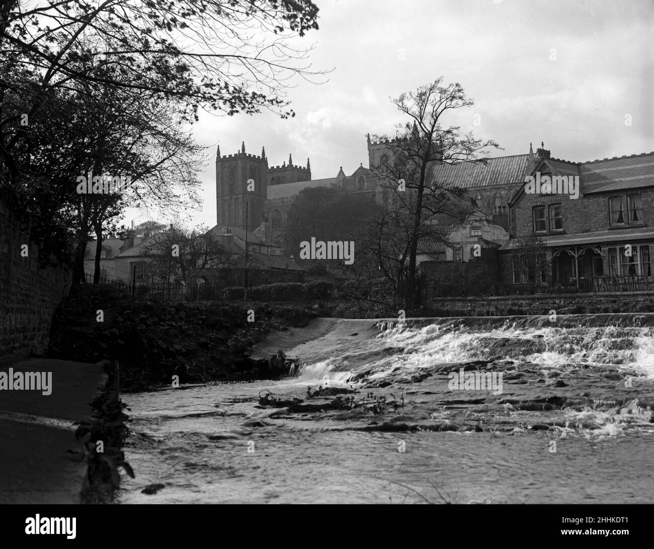 Blick auf die Kathedrale von Ripon vom Fluss Ouse, North Yorkshire. 1932. Stockfoto