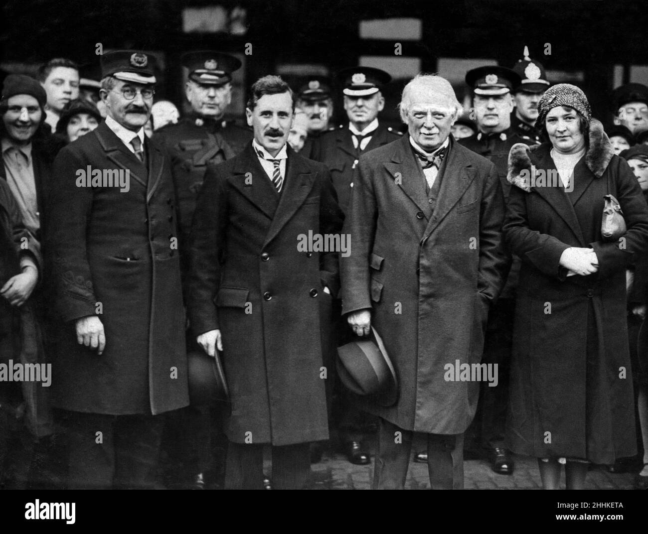 David Lloyd George, der morgen die Freiheit von Cowbridge erhalten wird, abgebildet in Cardiff. Herr Jack Jones, Herr David Lloyd George und Frau Alice M Head (Vertreter von William Randolph Hearst in England). 23rd. Oktober 1930. Stockfoto