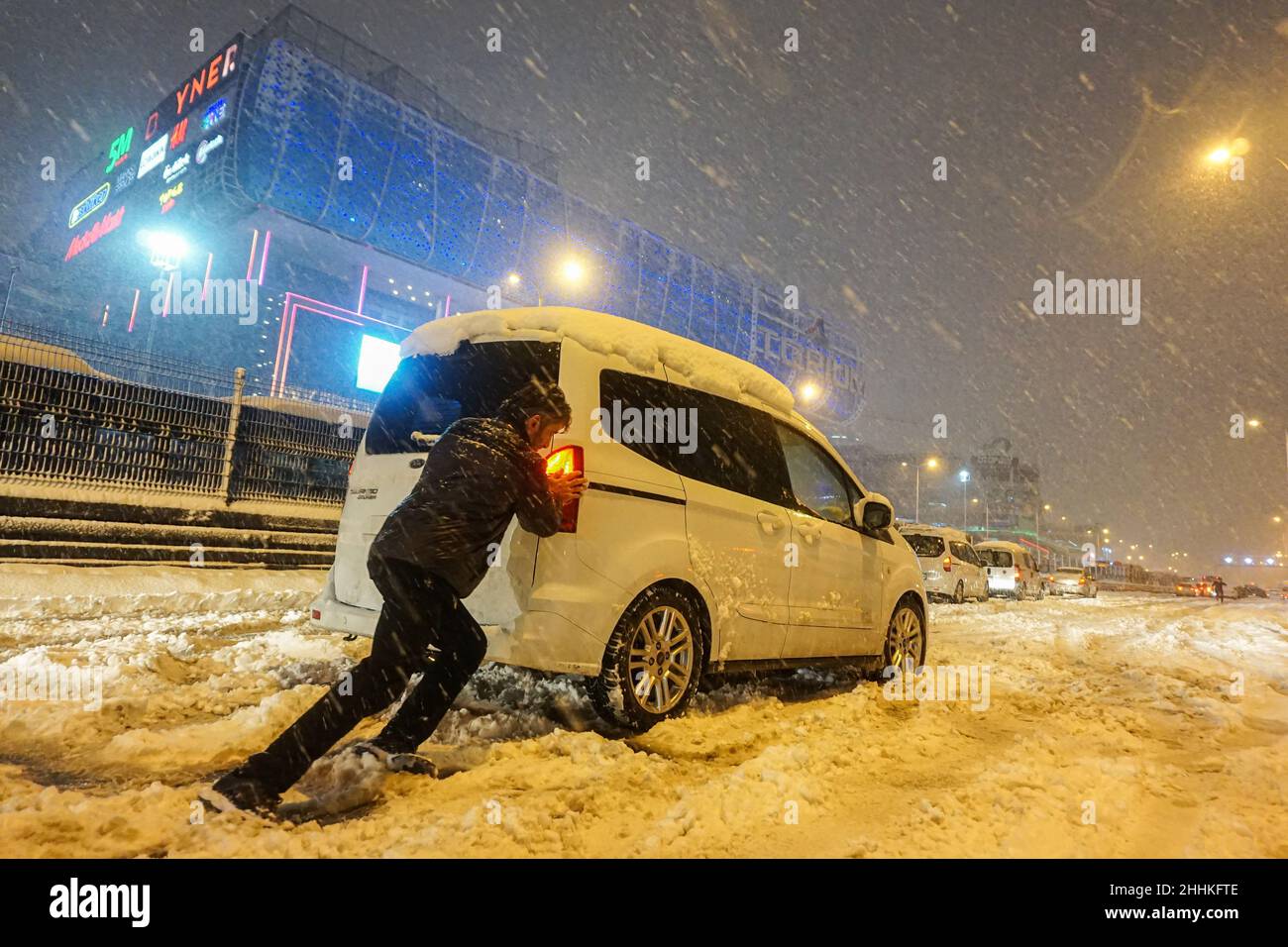 Ein Mann sah ein Auto auf einer schneebedeckten Straße schieben. Der Schneesturm, der in Istanbul am Abend ausbrach, brachte trotz der ergriffenen Maßnahmen das Leben zum Stillstand. Während die Metrobus-Verbindungen für kurze Zeit unterbrochen wurden, war die Autobahn D-100 am Standort Haramidere wegen des starken Schneefalls für den Verkehr gesperrt. Viele Fahrzeuge blieben stundenlang auf der Straße. Bürger mobilisierten, um die Fahrzeuge zu retten. Das Büro des Gouverneurs von Istanbul warnte die Fahrer, dass sie die Stadt nicht von Thrakien aus betreten könnten, einer Region, die sich über den europäischen Teil der Türkei bis zur westlichen Grenze zu Bulgarien und Griechenland erstreckt. (Pho Stockfoto