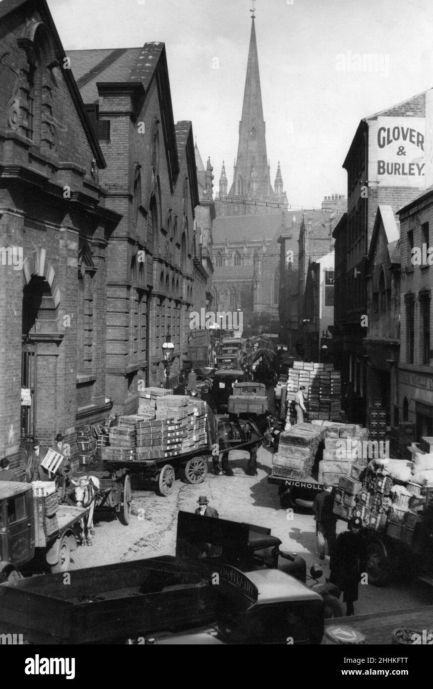 Eine geschäftige Marktszene in Moat Lane, Birmingham, mit der Kirche St. Martin im Bull Ring im Hintergrund, West Midlands, Donnerstag, 9th. April 1936. Stockfoto