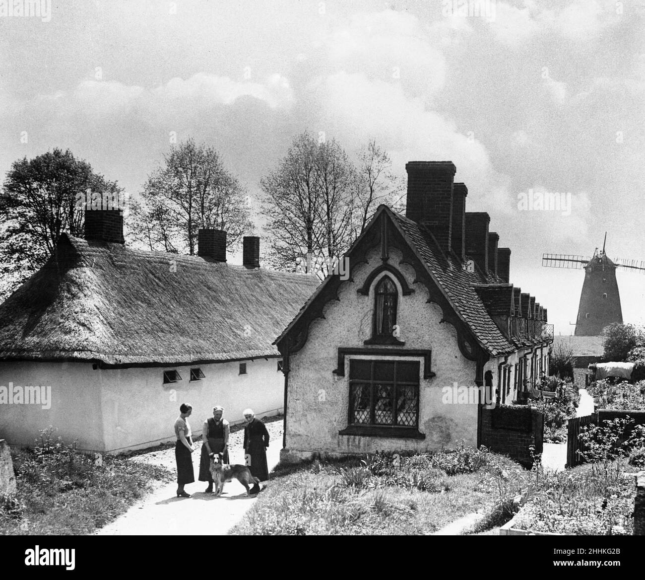 Hübsche Almshäuser und Windmühle aus dem 19th. Jahrhundert in Thaxted, North Essex. Ca. 1935 Stockfoto