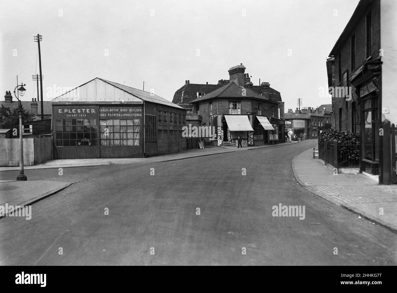 E. Plested Garage und Weston's Bäckerei am nördlichen Ende der Cowley Road, Uxbridge, Greater London um 1929 Stockfoto