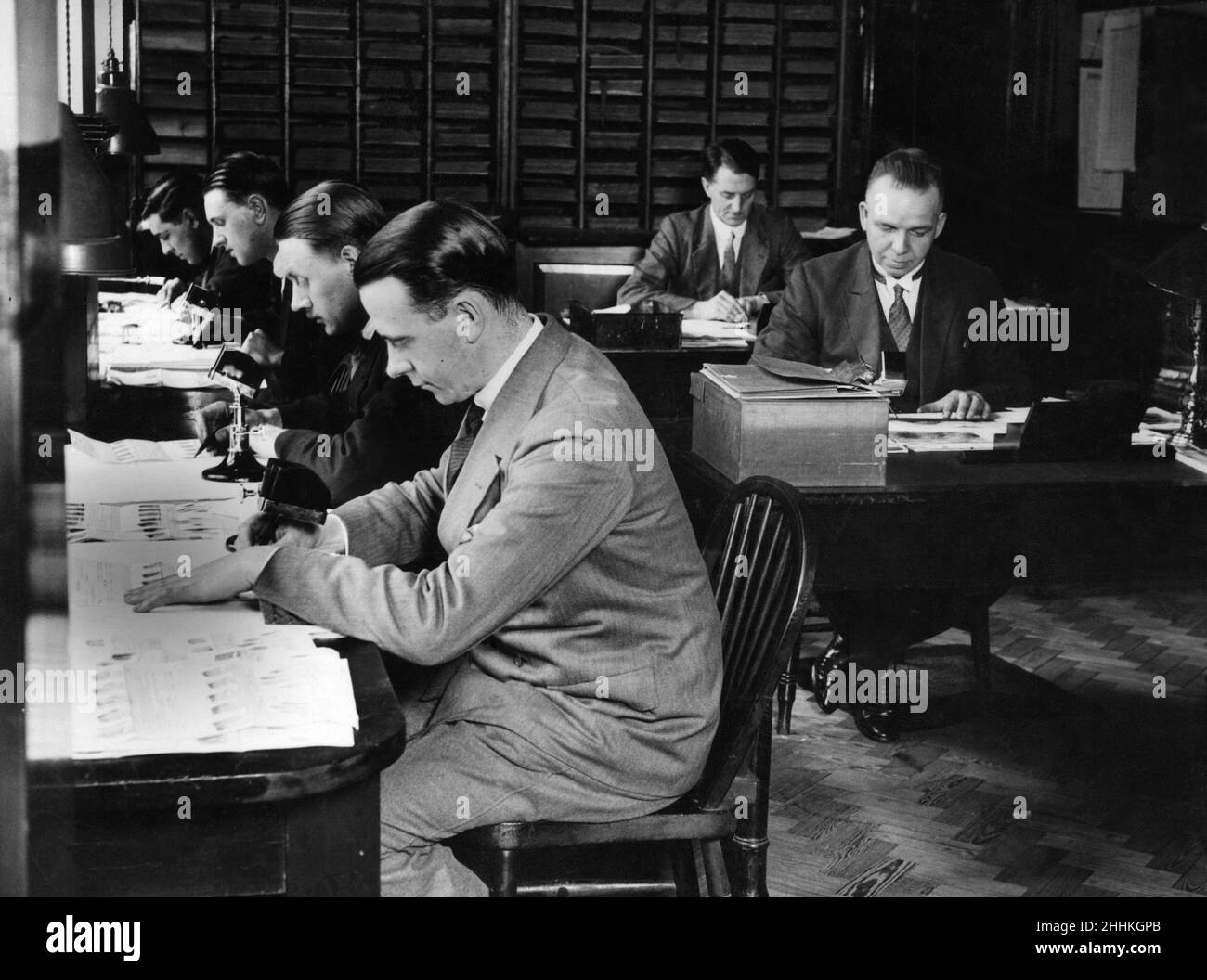 Fingerabdruckabteilung. Offiziere klassifizieren Ausdrucke. Scotland Yard. London. Mai 1929. Stockfoto