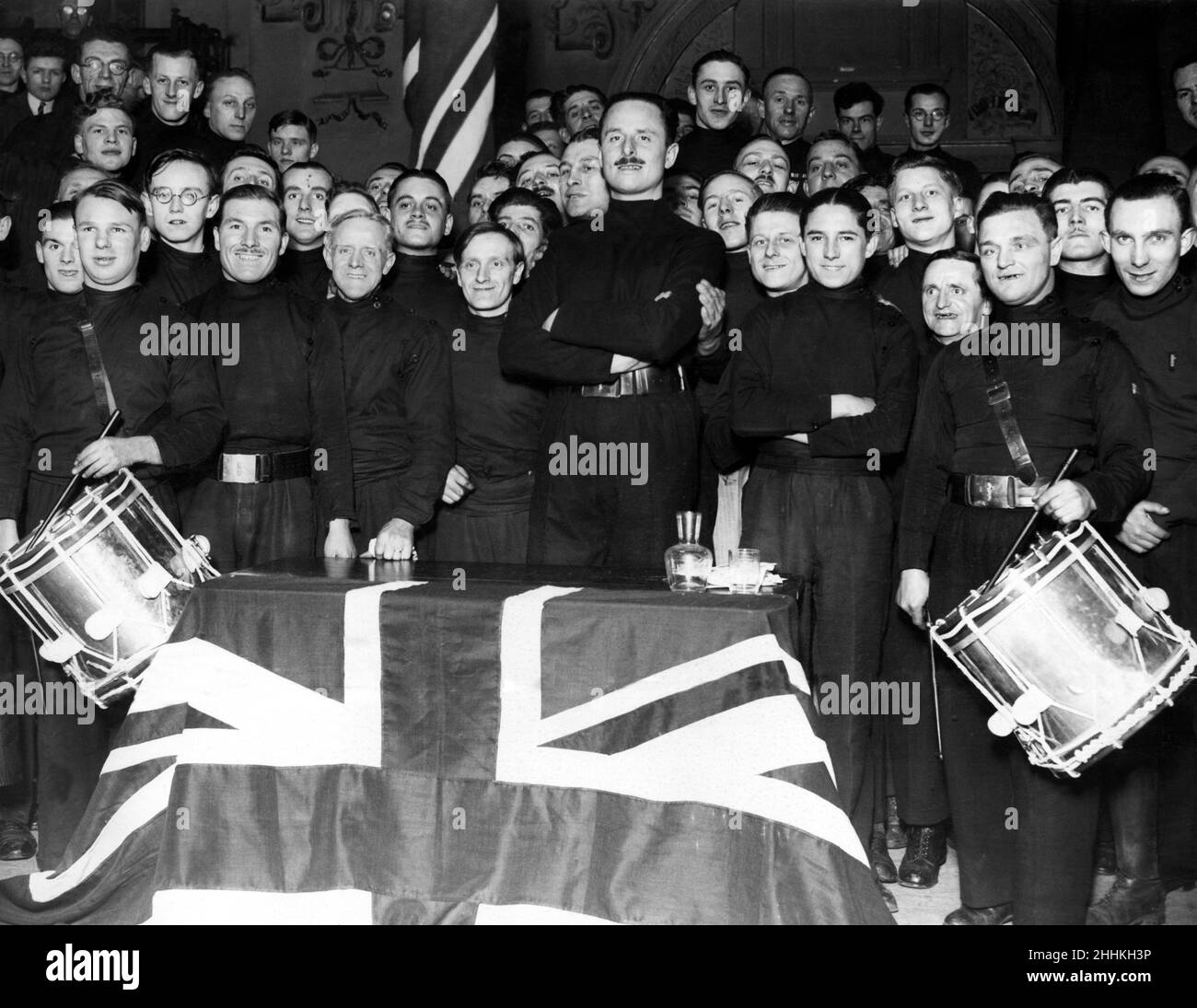 Oswald Mosley im Rathaus von Walsall mit einigen der Blackshirts. Ca. 1936. Stockfoto