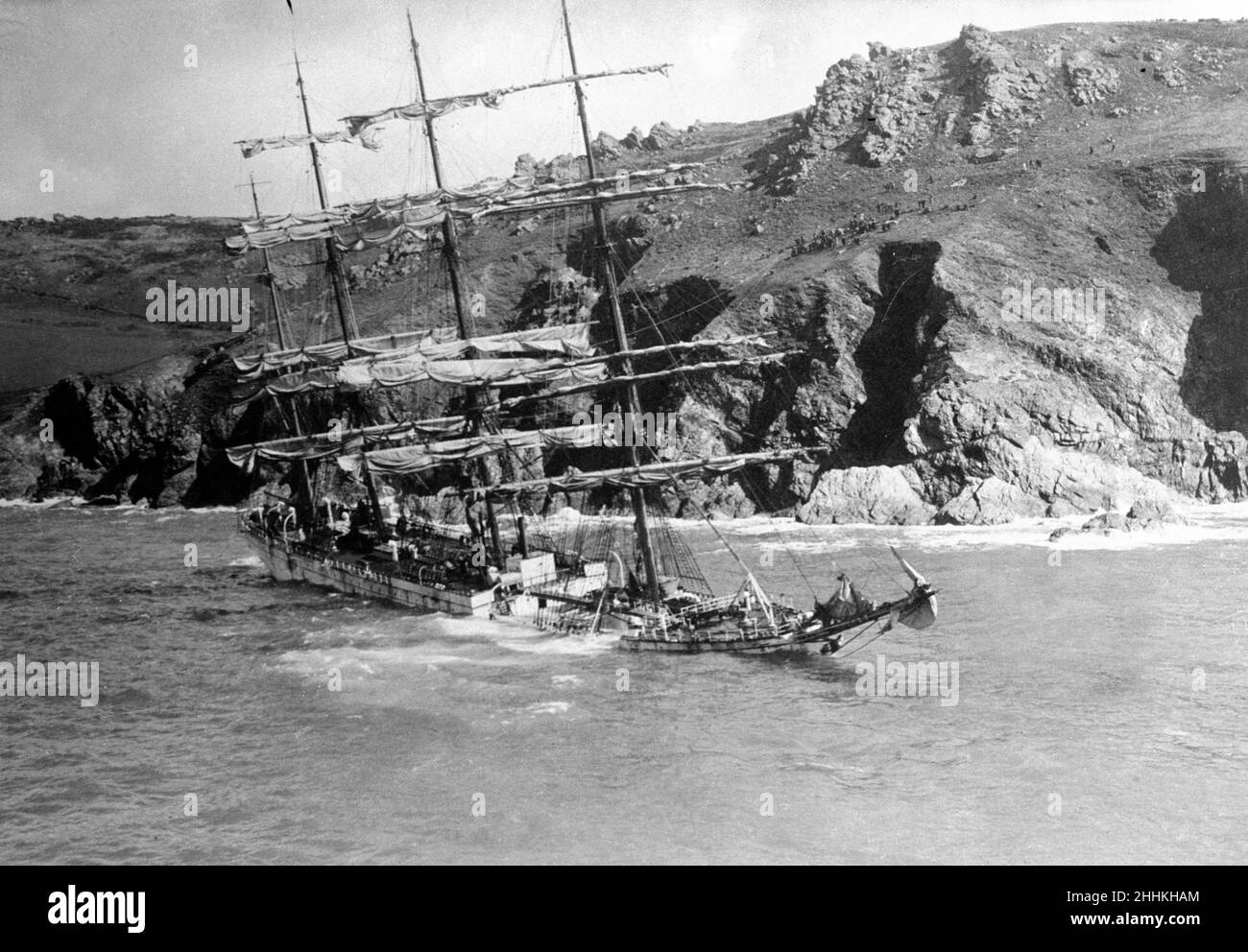 Die Barke Herzogin Cecile mit Decks tauchte in ihrem wässrigen Grab in der Nähe von Salcombe auf, nachdem sie am Bolt Head zerstört wurde. Mai 1936 Stockfoto