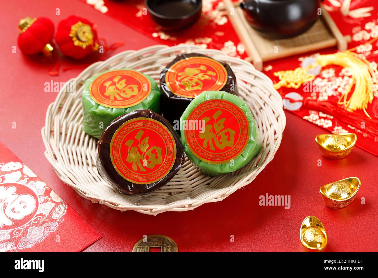 Nian Gao Chinesischer Neujahrskuchen mit chinesischem Charakter Fu bedeutet Glück. Hergestellt aus klebrigem Reis und Zucker, beliebt als Kue Keranjang, Kue Bakul oder Dodol Stockfoto