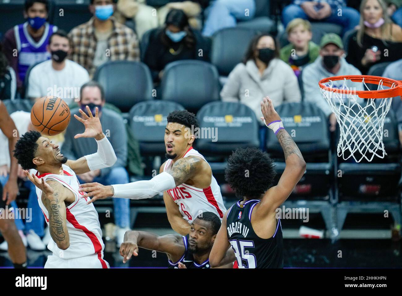 Die Spieler greifen beim NBA-Spiel zwischen den Houston Rockets vs Sacarmento Kings am 14. Januar 2022 im Golden 1 Center nach einem lockeren Ball. Die Könige Stockfoto