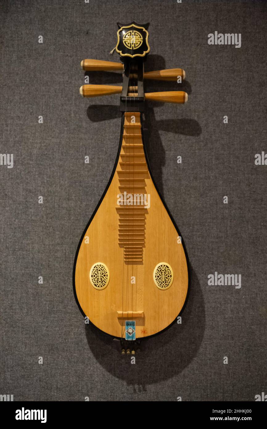 Antikes asiatisches Musikinstrument, Pipa, in einem Musikstudio an der Wand gehängt Stockfoto