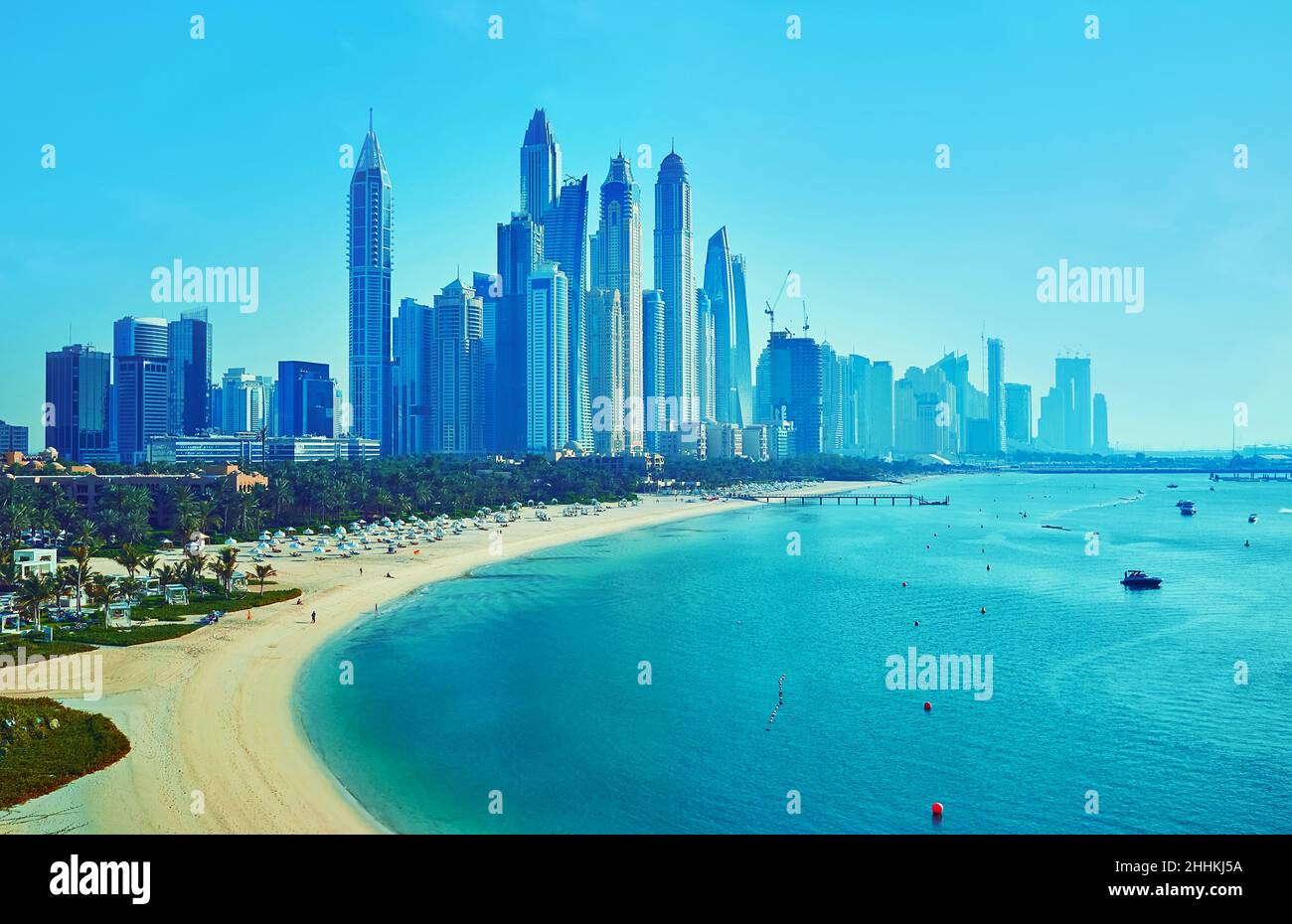Die dichten Wolkenkratzer der Dubai Media City dominieren die Skyline des Küstenviertels, von Palm Jumeirah, Dubai, VAE aus gesehen Stockfoto