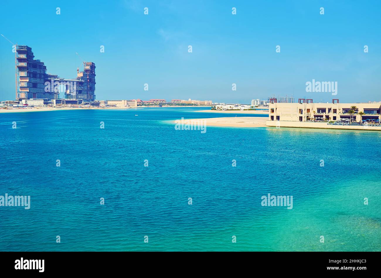 DUBAI, VAE - 7. MÄRZ 2020: Die Küste von Palm Jumeirah mit Blick auf das im Bau befindliche Royal Atlantis Resort and Residences, am 7. März in Dubai Stockfoto