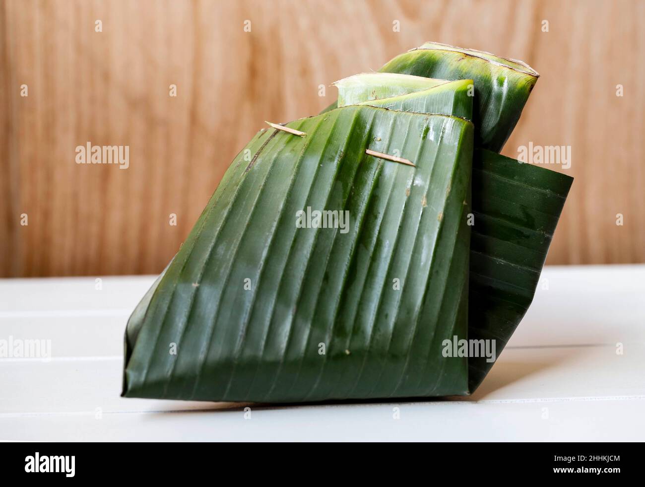Indonesische Kunstfolie mit Bananenblatt. In der Regel Reis oder Snack innen. Go Green Wrapping Verpackung Stockfoto