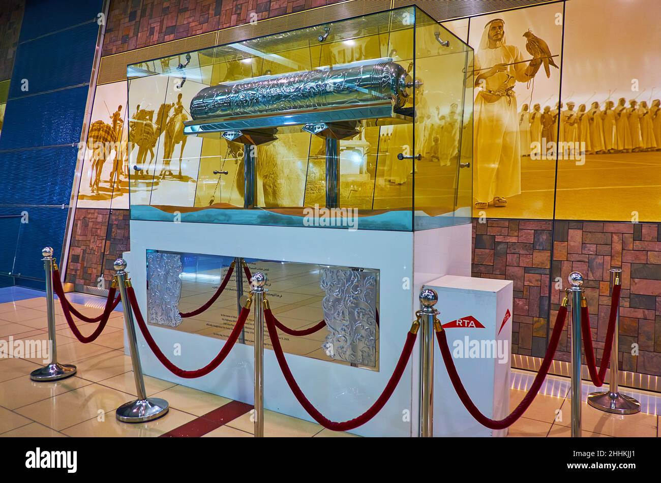 DUBAI, VAE - 7. MÄRZ 2020: Der Pavillon der U-Bahn-Station Union ist mit einer Zeitkapsel und einem Bild arabischer Männer in traditioneller Kleidung mit falc geschmückt Stockfoto