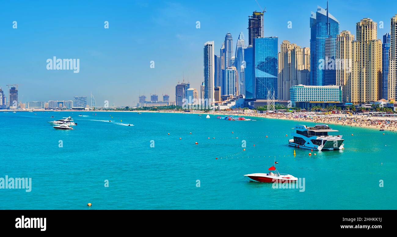 Panorama des türkisfarbenen Wassers des Persischen Golfs, lange Strandlinie des JBR Marina Strandes und moderne Wolkenkratzer der Dubai Marina am Horizont, Dubai, VAE Stockfoto