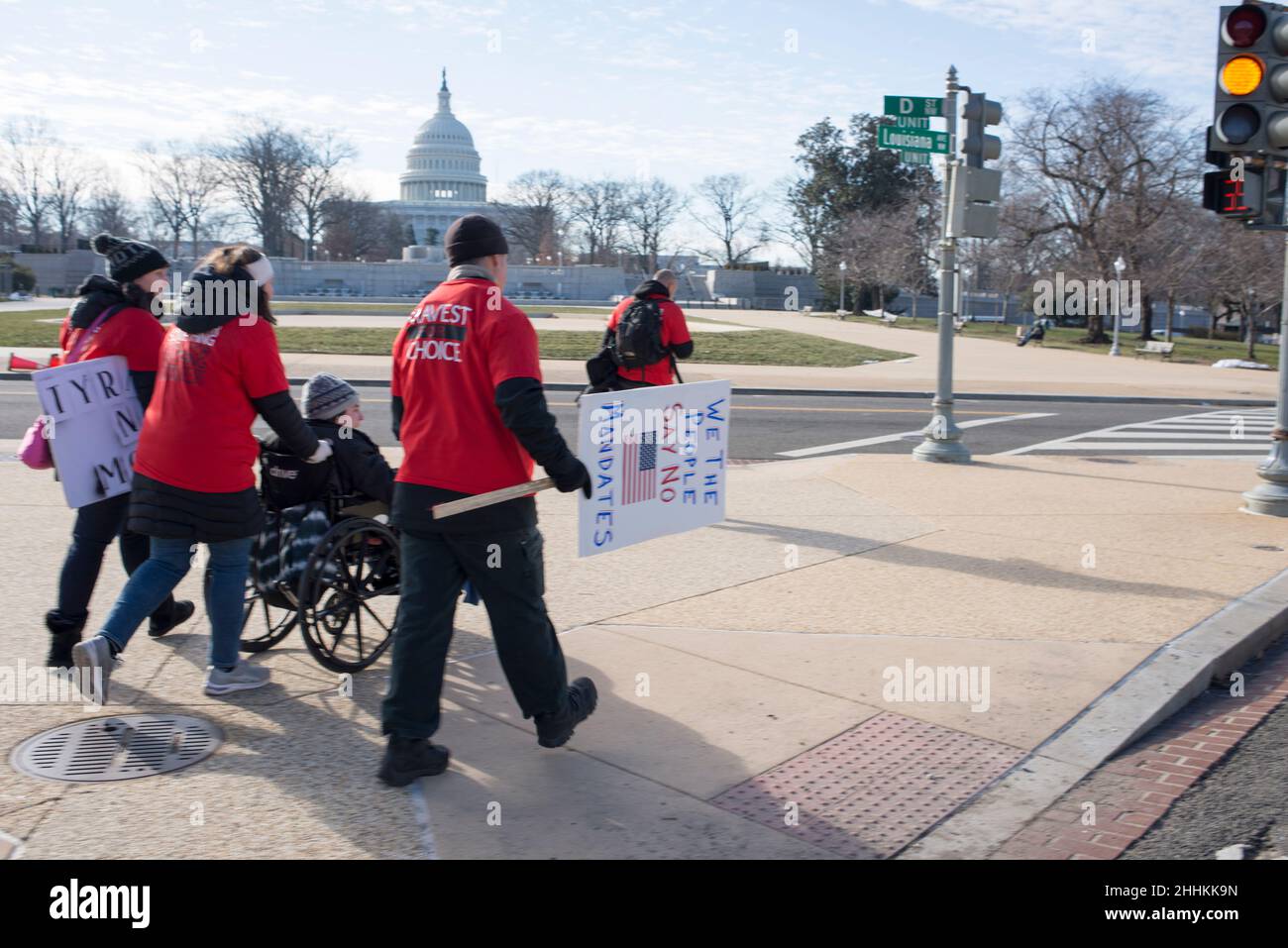 Demonstranten, die an der US-Hauptstadt vorbeiziehen und zur Niederlage der Mandate gehen, marschieren. Washington, DC, 23. Januar 2022. Stockfoto