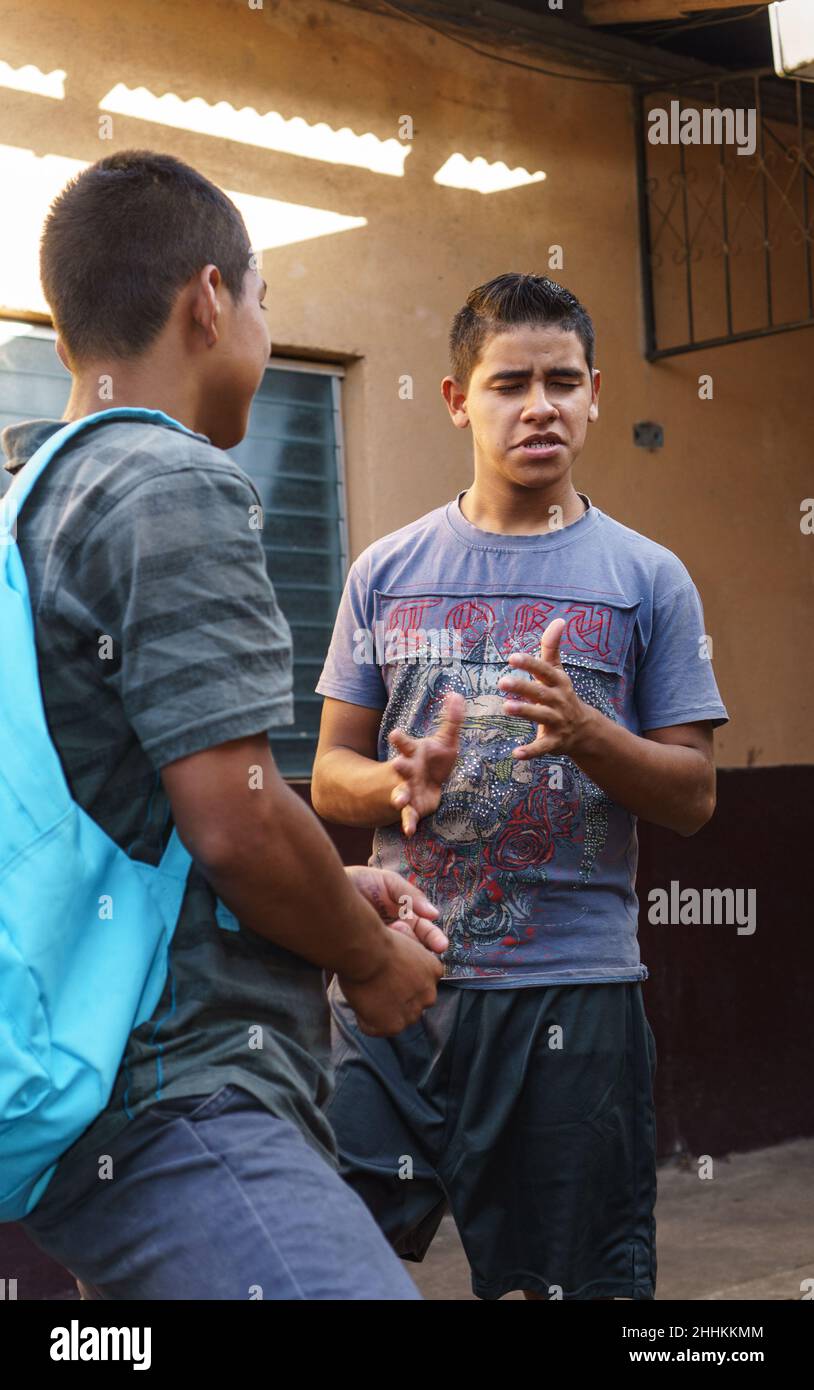 Nicaraguanische Jugendliche unterschreiben in einem Tierheim für gehörlose Kinder in Jinotega, Nicaragua. Stockfoto