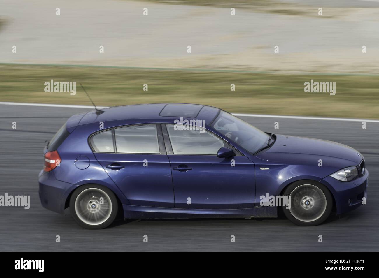 Nahaufnahme der BMW 1 Serie in blauer Farbe auf einer Rennstrecke Stockfoto