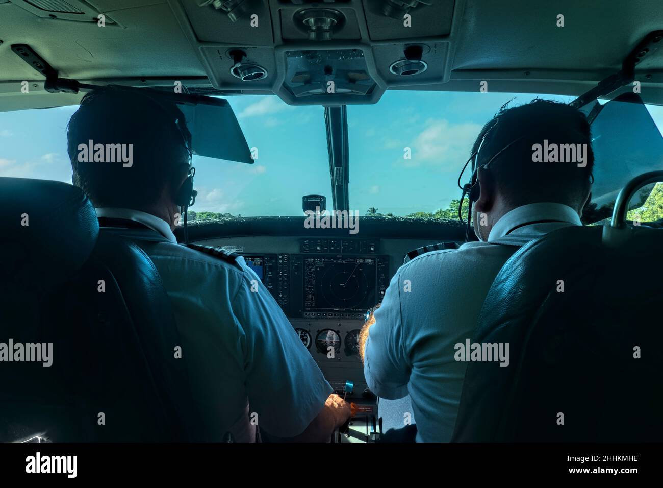 Piloten, die eine kleine Cessna verlassen und Big Corn Island, Nicaragua, verlassen Stockfoto