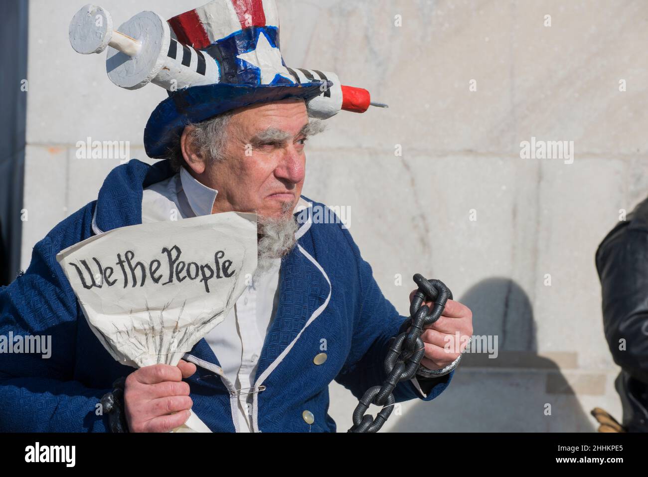 Der Protestant, der Onkel Sam Custom trägt, nimmt am 23. Januar 2022 an der Niederlage des mandatsmarsches in Washington, DC, Teil und protestiert gegen COVID-19-Mandate. Stockfoto