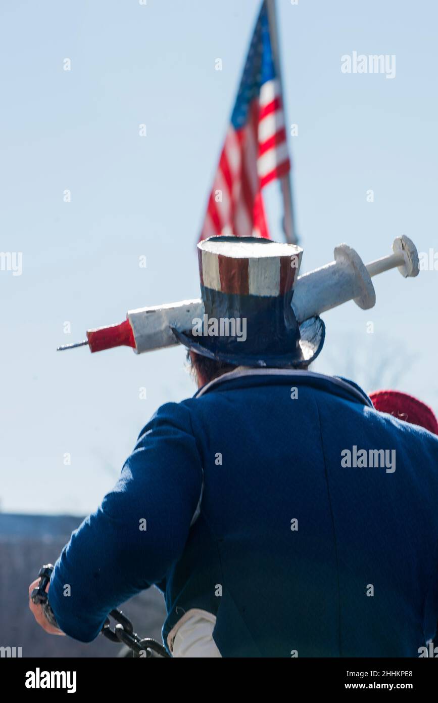 Der Protestant, der Onkel Sam Custom trägt, nimmt am 23. Januar 2022 an der Niederlage des mandatsmarsches in Washington, DC, Teil und protestiert gegen COVID-19-Mandate. Stockfoto