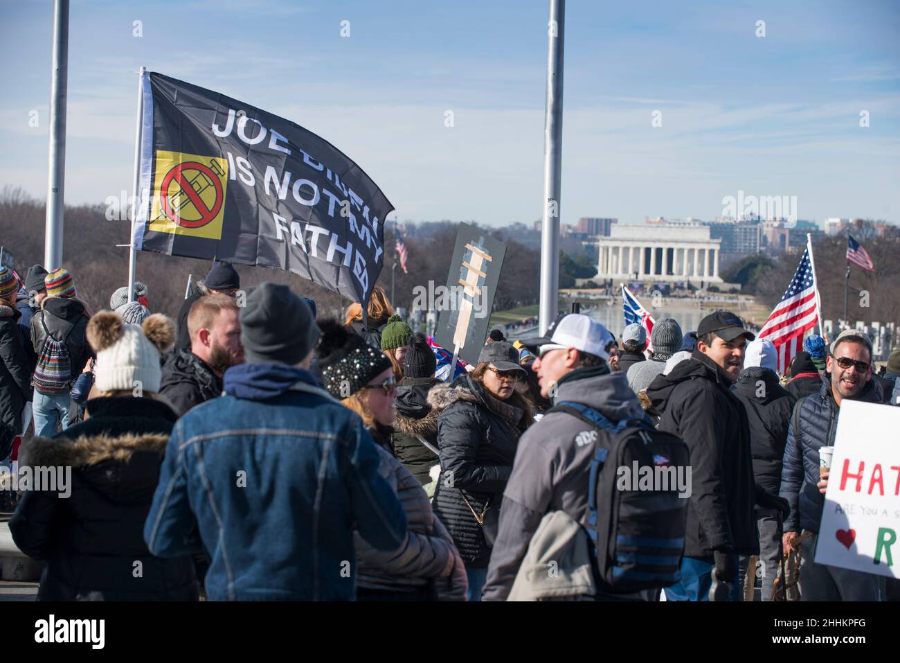 Demonstranten nehmen an der Niederlage der Mandate teil und marschieren am 23. Januar 2022 zum Lincoln Memorial Reflective Pool in Washington, DC. Stockfoto
