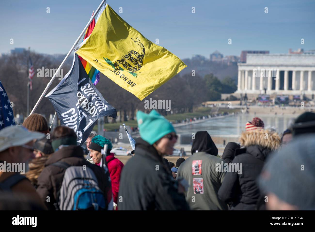 Demonstranten nehmen an der Niederlage der Mandate teil und marschieren am 23. Januar 2022 zum Lincoln Memorial Reflective Pool in Washington, DC. Stockfoto