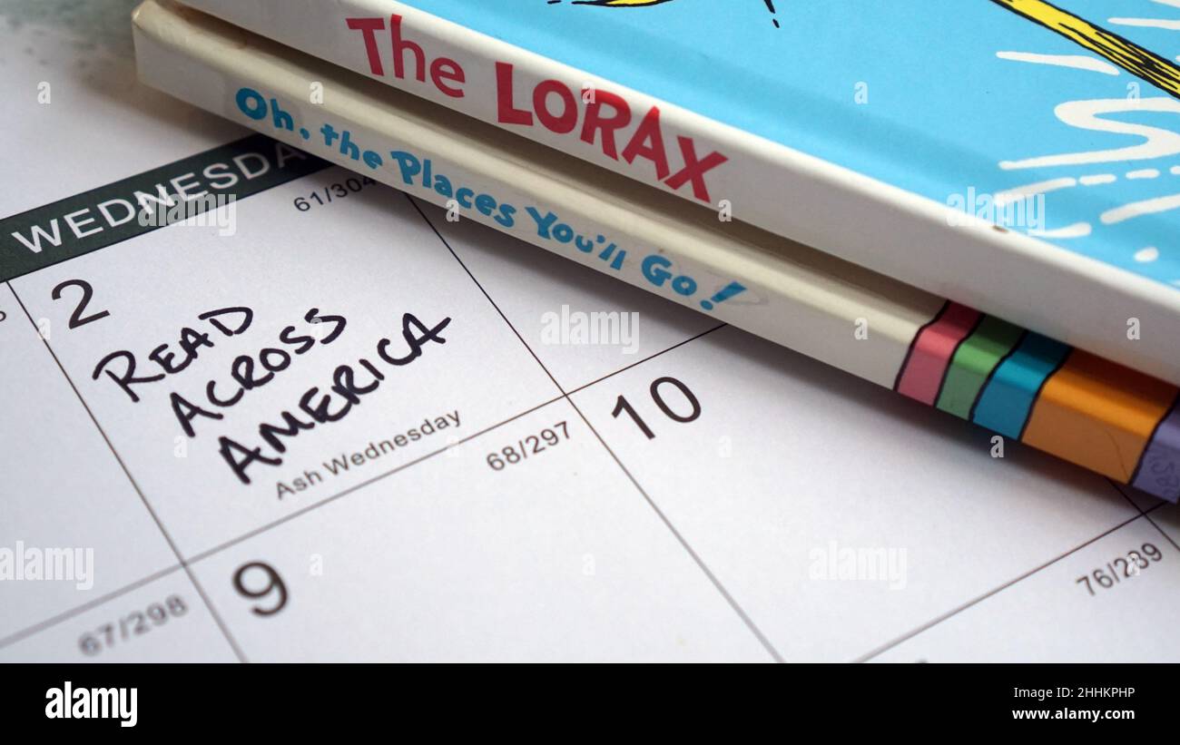 Lesen Sie den amerikanischen Tag, der auf einem Kalender für den 2. März markiert ist, zusammen mit einigen Dr. Seuss Büchern. Stockfoto