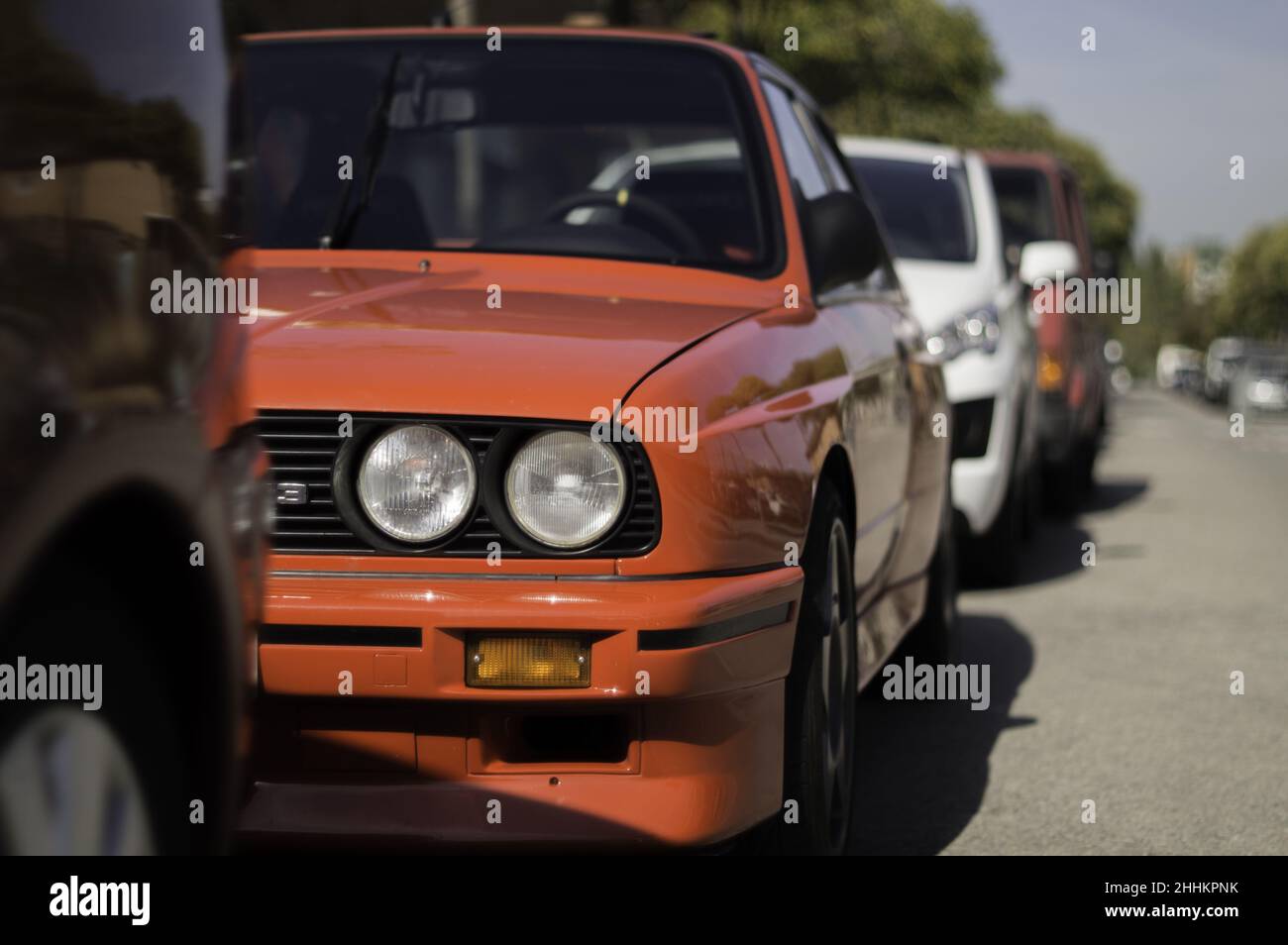 Schöner klassischer BMW E30 auf einer Rennstrecke in Barcelona, Spanien Stockfoto