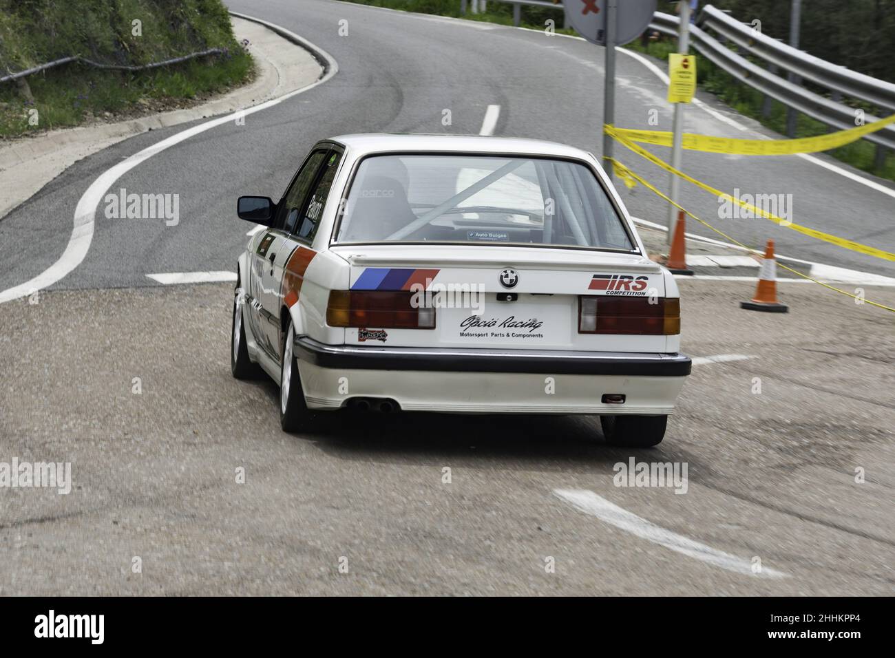 Schöner klassischer BMW E30 auf einer Asphaltrallye in Barcelona, Spanien Stockfoto