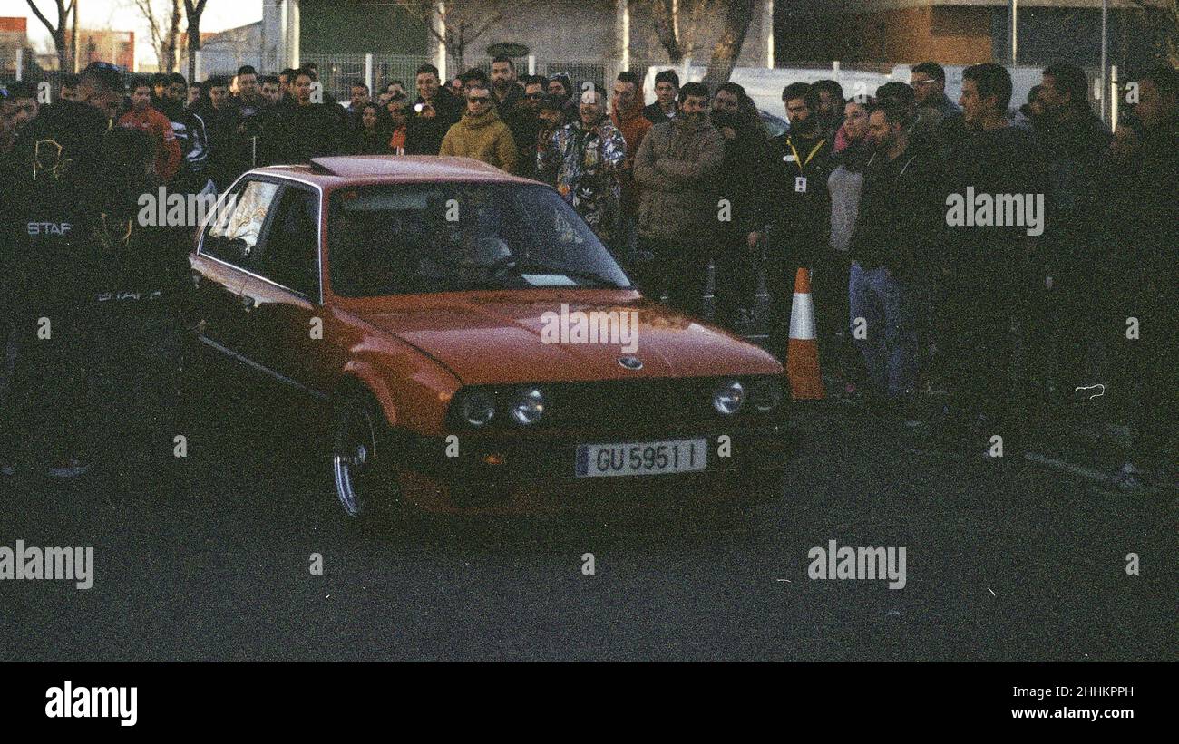 Schöner klassischer roter BMW E30 in einer Konzentration von getunten Autos in Barcelona, Spanien Stockfoto