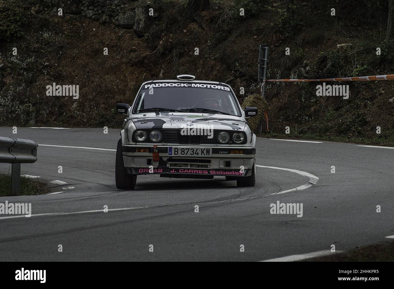 Schöner klassischer BMW E30 320i auf einer Asphaltrallye in Barcelona, Spanien Stockfoto