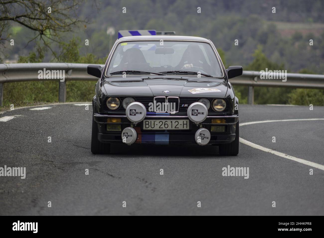 Schöner klassischer BMW E30, der morgens auf der Straße unterwegs war Stockfoto